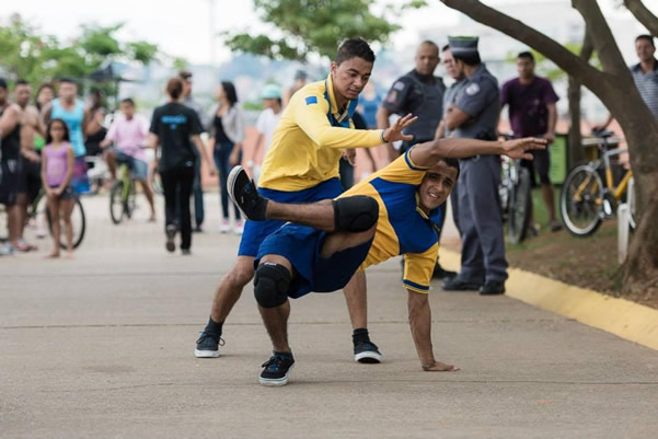 Grupo Zumb.boys_Dança por Correio_foto Adriano Escanhuela