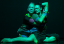 Cia. Repentistas do Corpo apresenta espetáculo “Quando Tudo Começou… Um Dia Fora do Tempo” no Teatro Cacilda Becker