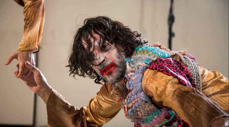 Praça Ramos de Azevedo vira palco para “A Ilha”, da Jorge Garcia Cia de Dança